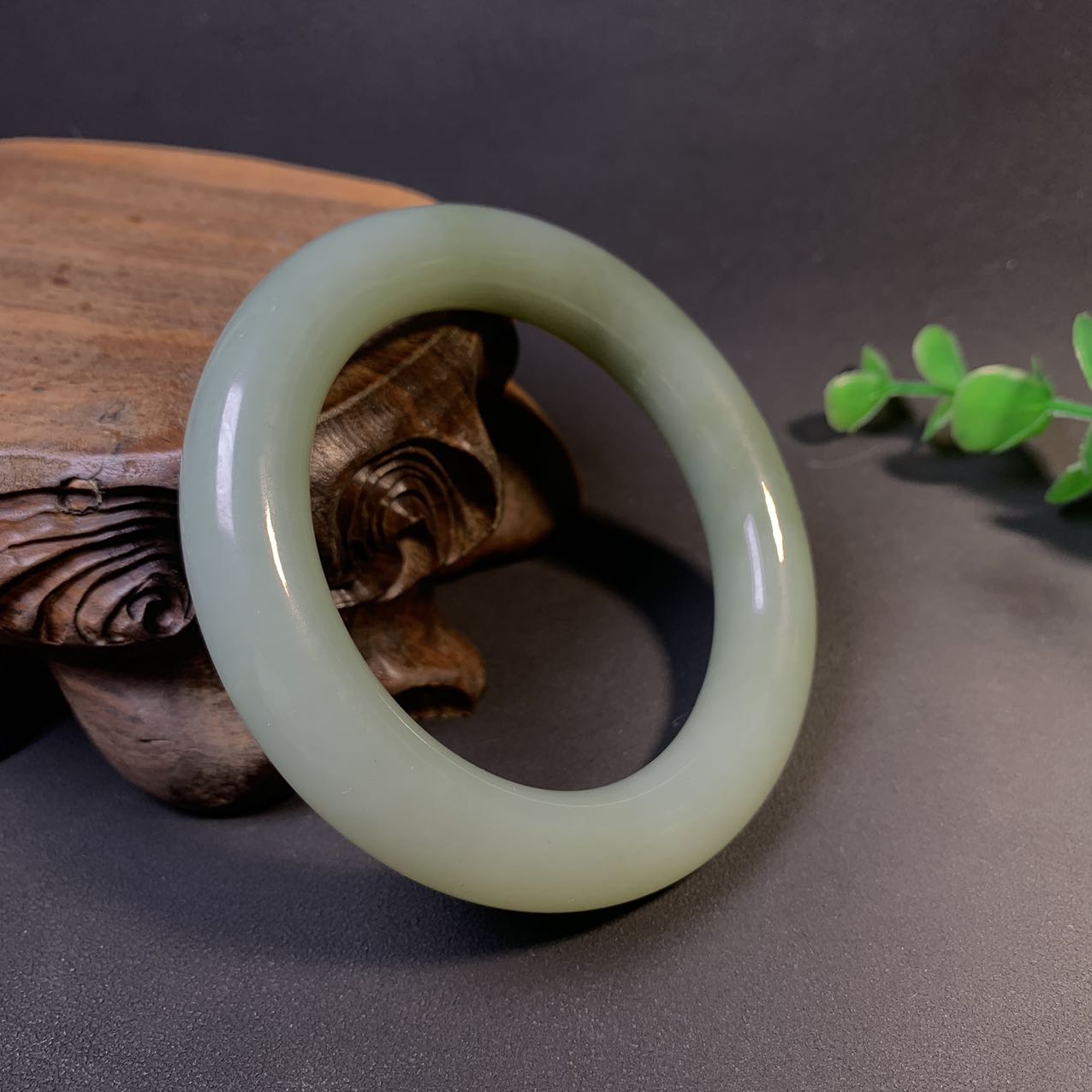 新疆和田玉手镯女款玉石手饰圆条玉镯且末蓝调青色胖圆条玉手镯