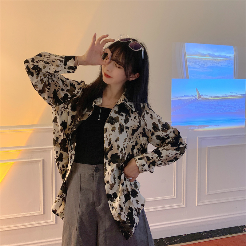 Photo 2021 retro port wind halo dye chic women's ink shirt top women can wear sunscreen clothes