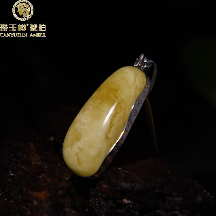 k金镶嵌蜜蜡吊坠