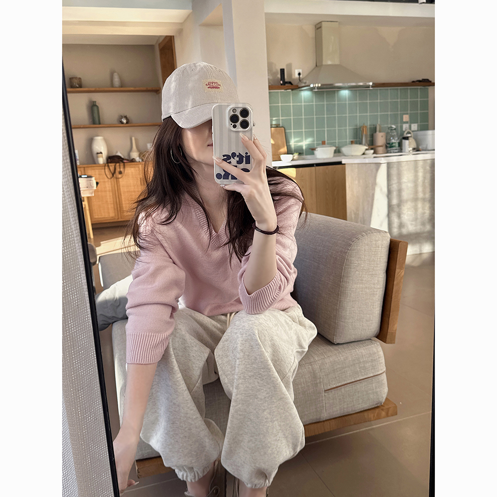 恰到好处的v领正肩款长袖针织衫