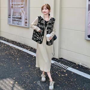 法式复古羊羔毛马甲连衣裙女春秋穿搭一整套2025新款连帽长裙套装图片