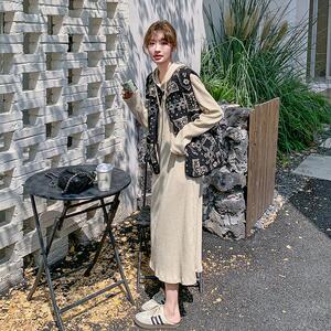 法式复古羊羔毛马甲连衣裙女春秋穿搭一整套2025新款连帽长裙套装