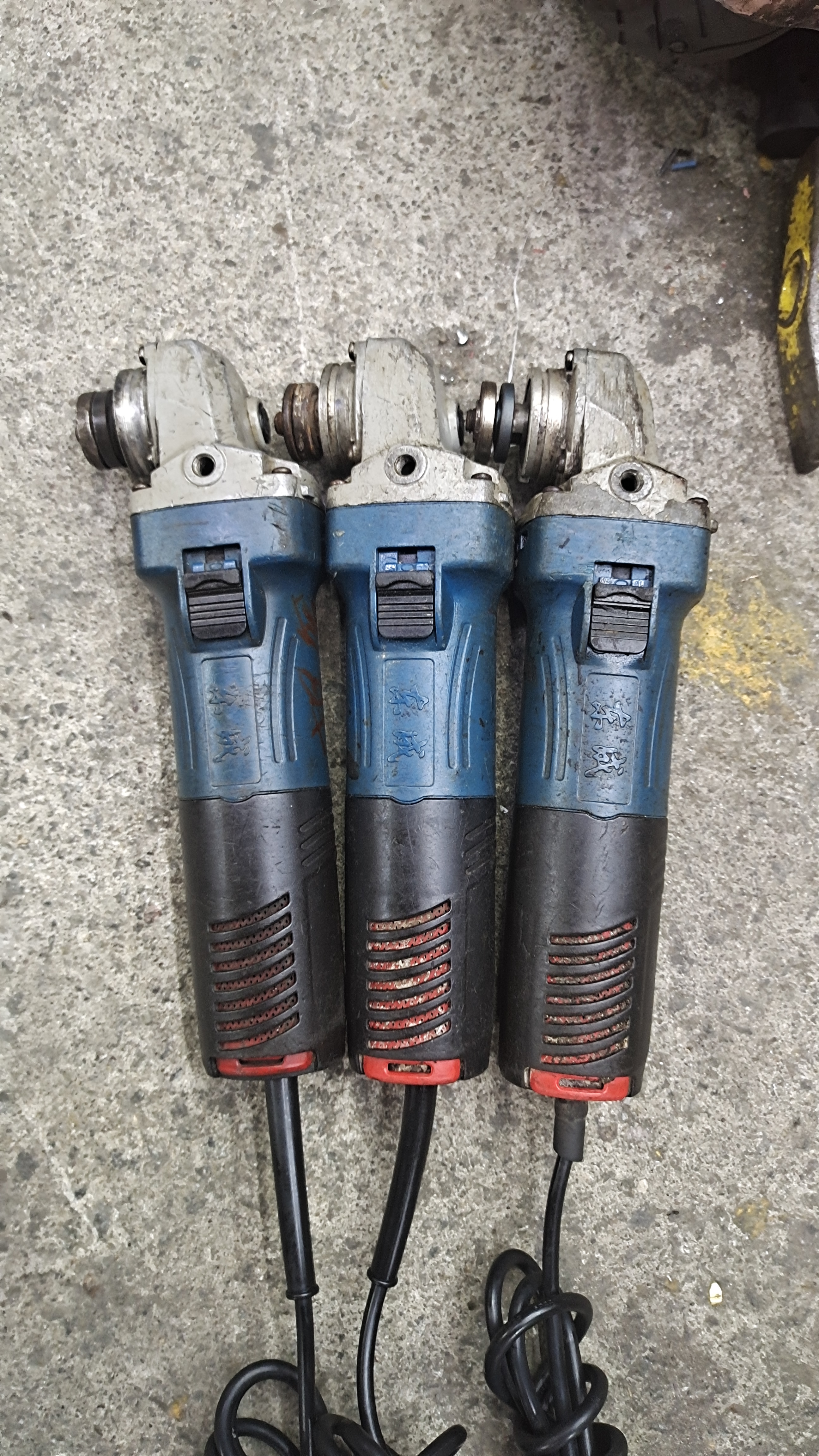 二手东成09-100角磨机800瓦配有防护罩和扳手都正常使用的