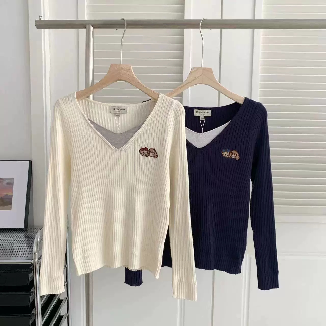 2024秋冬新款学院风假两件V领修身针织衫长袖毛衣女TTKW243802L