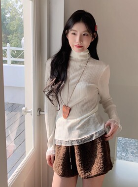 MOMONANA秋冬百搭时尚白色蕾丝显瘦修身高领打底衫棕色羊羔毛短裤
