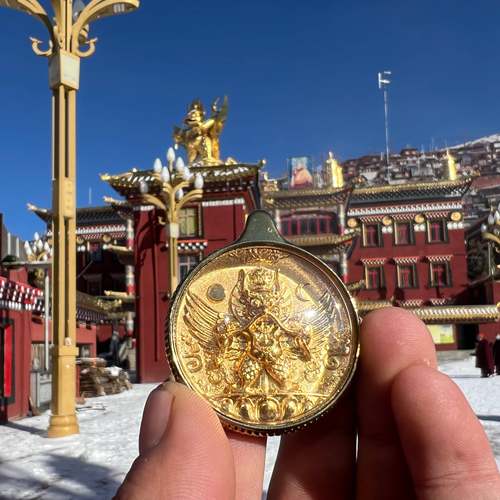 2025法王如意宝喇荣朝圣纪念品 胜利标志大鹏金翅鸟挂件