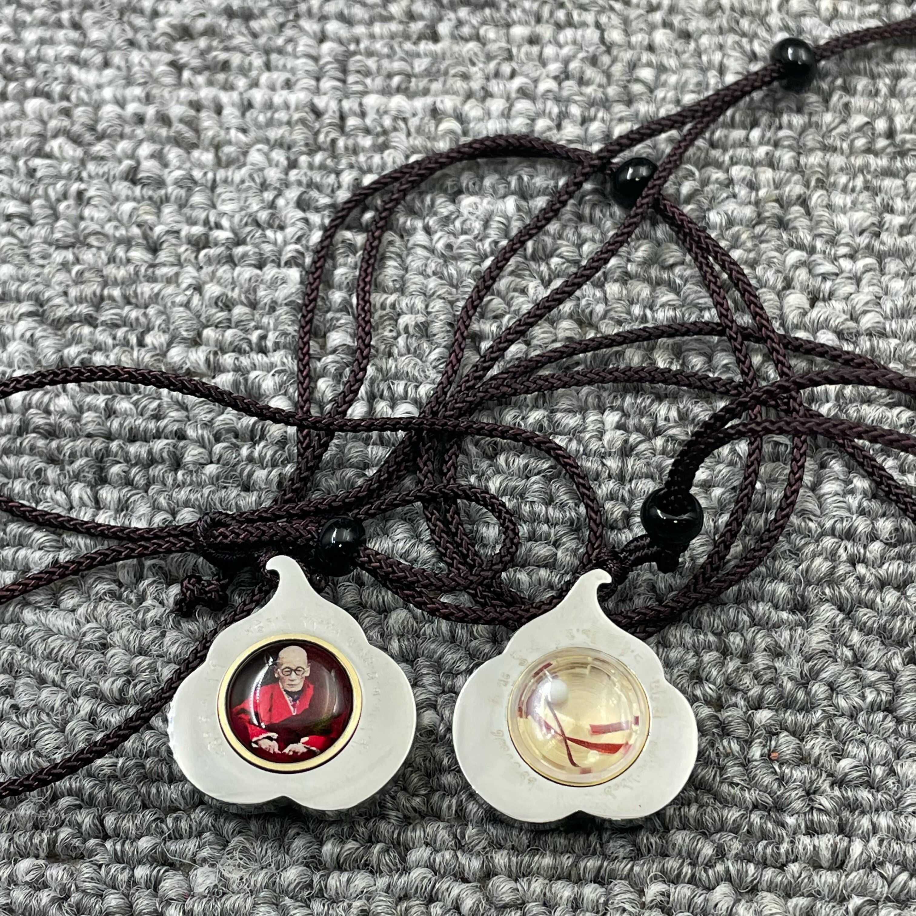 白玛洛珠（班玛洛珠） F王殊胜天降S物纪念嘎乌盒挂件一个