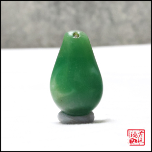藏品清代造办处制作官窑琉璃器套料防翠水滴形老琉璃朝珠坠角吊坠
