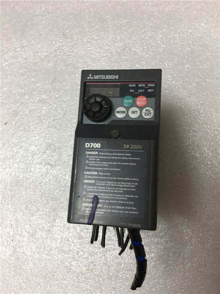 三菱变频器 D700 220V FR-D720-025-NA 实物图 已测试询价