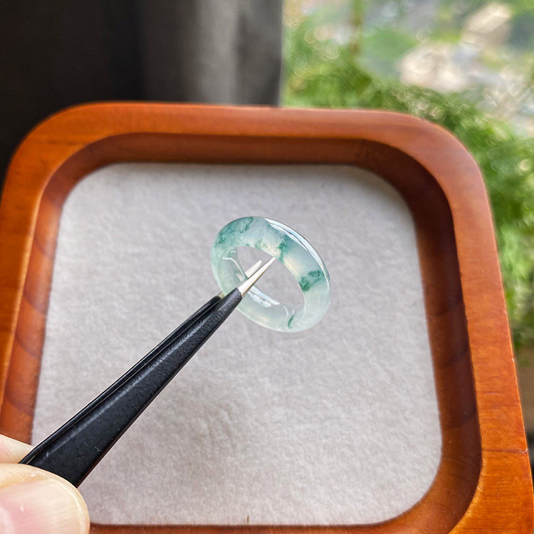 天然A货翡翠指环冰种飘蓝绿花