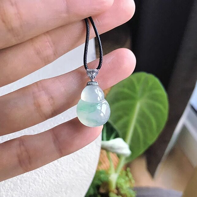 A货翡翠葫芦冰种飘绿花起胶吊坠