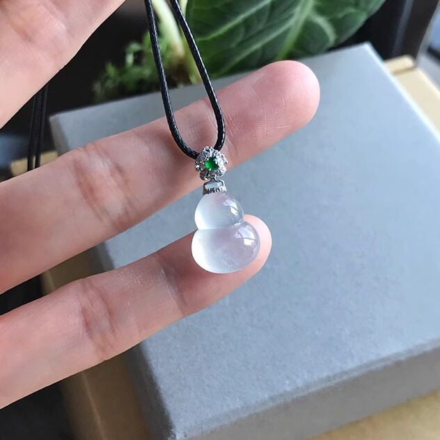 A货翡翠白冰葫芦冰种起胶起光