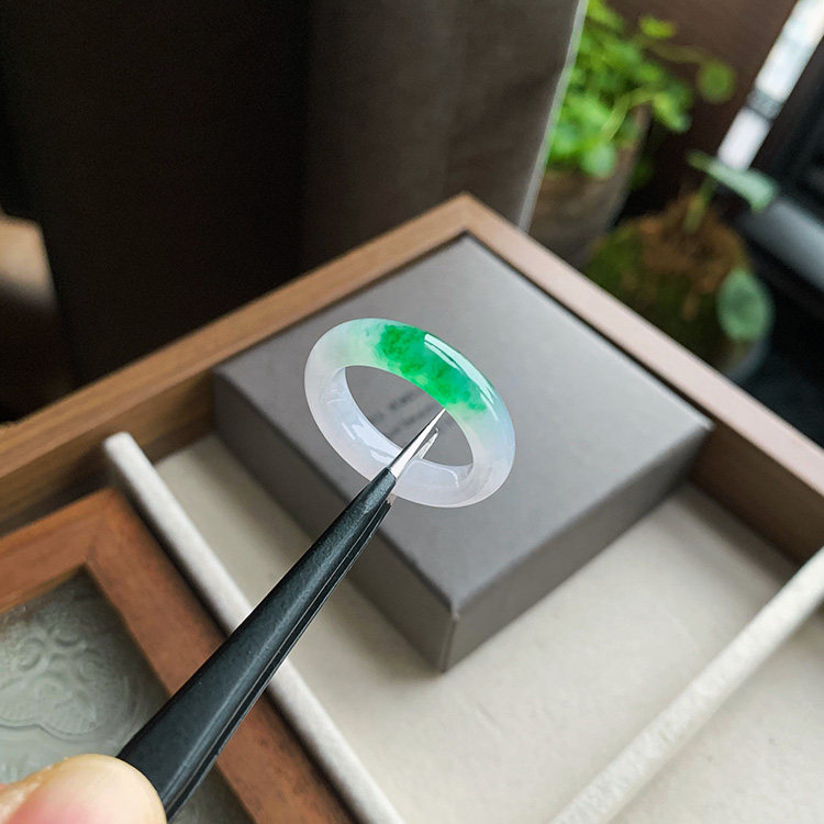 A货翡翠指环粉紫底飘辣绿色阳绿