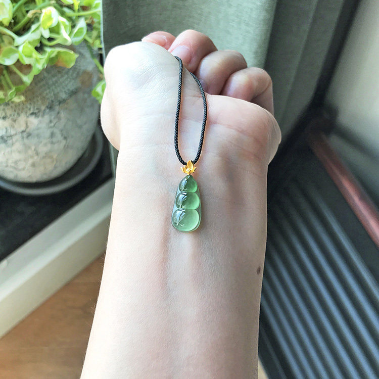 缅甸料 天然A货翡翠福豆子冰种深绿色起胶光小四季豆迷你吊坠证书