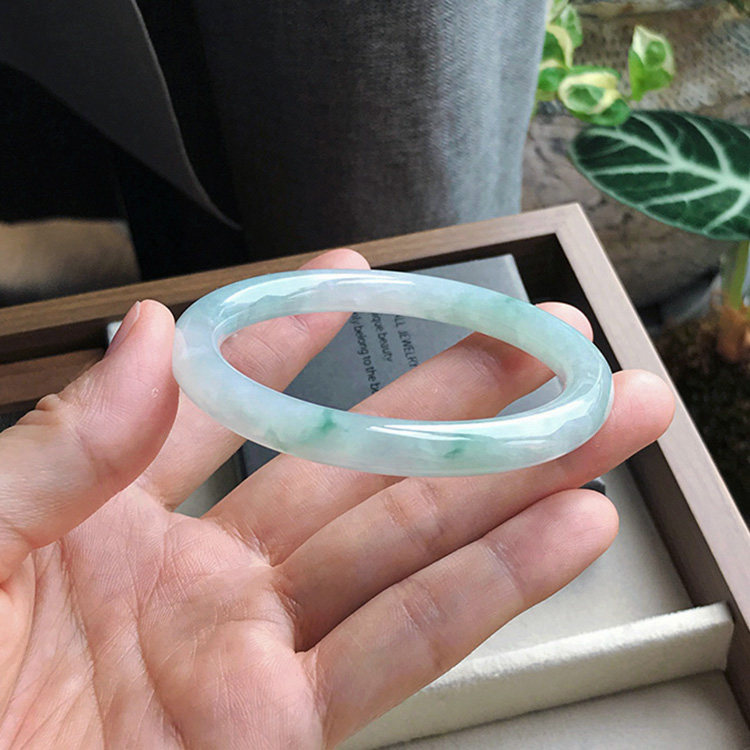 天然A货翡翠手镯飘花浅绿色蓝花