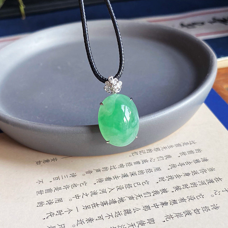 甜绿鸽子蛋缅甸料天然A货翡翠大蛋面吊坠冰糯种满绿色阳绿带证书