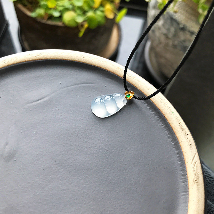 缅甸料 天然A货翡翠福豆子冰种深绿色起胶光小四季豆迷你吊坠证书