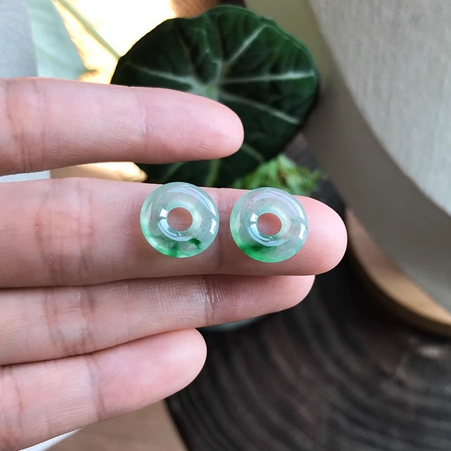 A货翡翠甜甜圈冰种飘阳绿色
