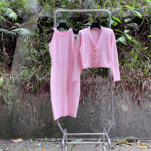 上衣挂脖包臀裙套装 奢感回字纹提花针织开衫 巴黎金扣修身 高端版