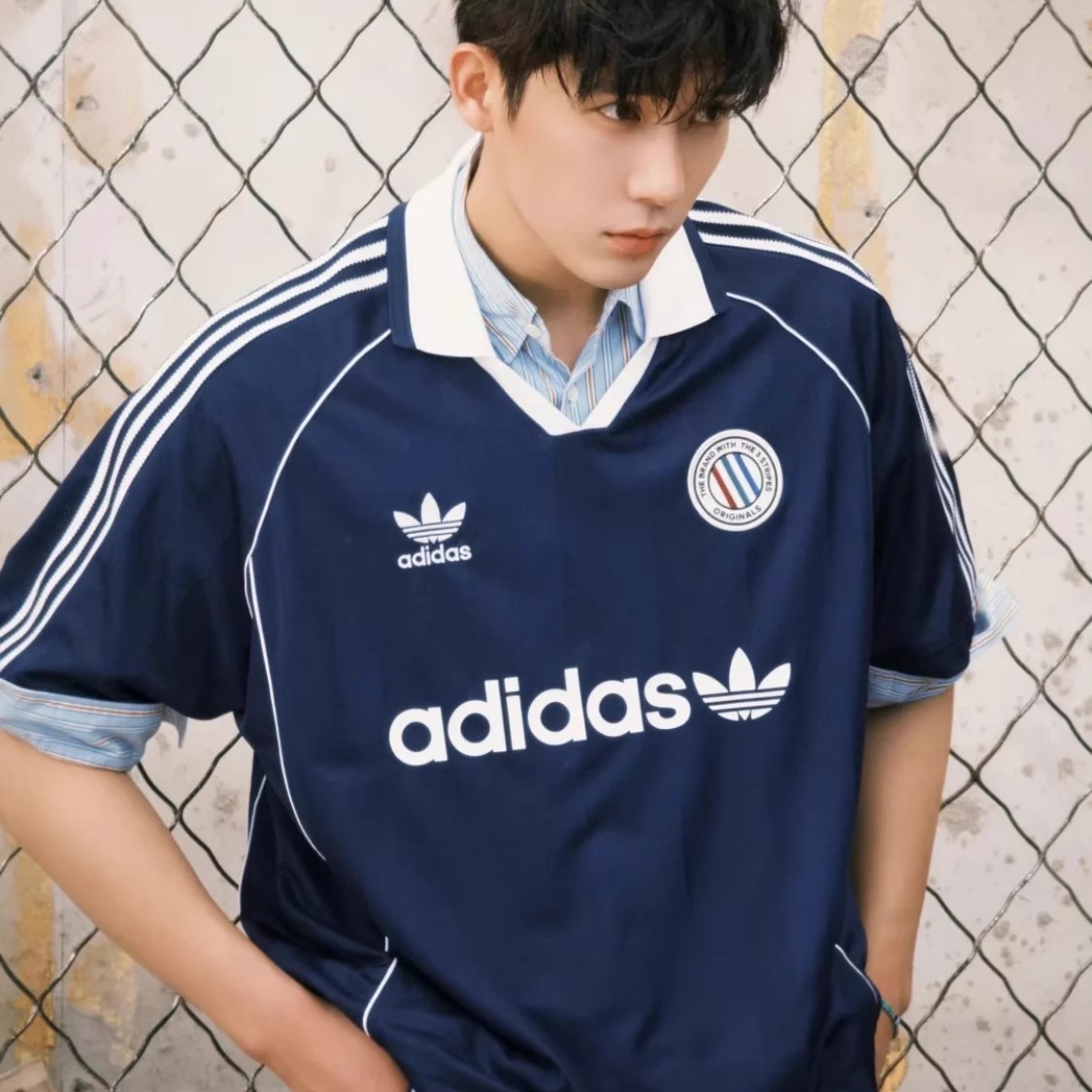 王安宇同款adidas阿迪达斯三叶草撞色球衣复古足球运动短袖KC0127