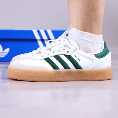 阿迪达斯女低帮翻毛皮运动板鞋