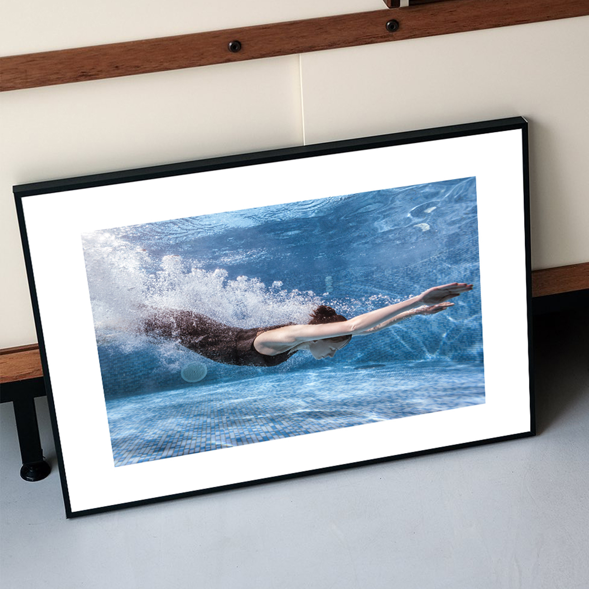 英国进口|蓝色游泳池|夏天|氛围感|女人|摄影装饰画|原版艺术海报