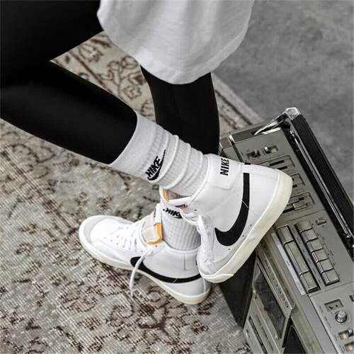 Nike开拓者高帮女子复古板鞋