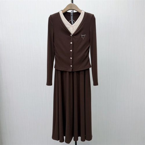 香●2026春季新品 轻熟风法式显瘦开衫上衣咖色半身裙两件套524