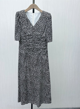 乂●2025夏季新品 法式v领连衣裙女气质显瘦小清新a字茶歇裙5813