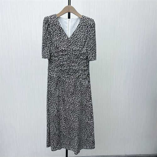 乂●2025夏季新品 法式v领连衣裙女气质显瘦小清新a字茶歇裙5813