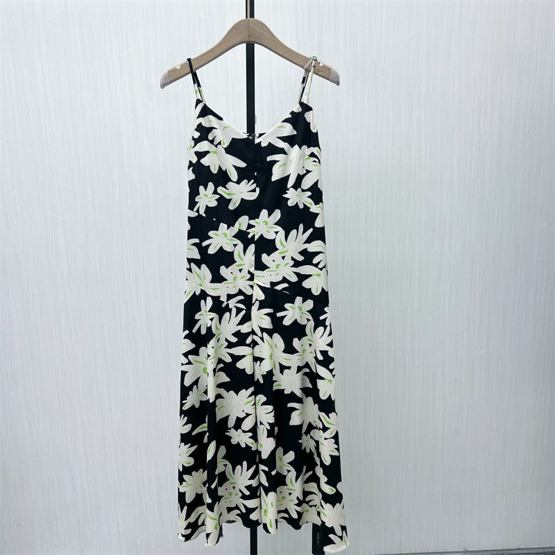 乂●2025夏季新品 法式碎花吊带连衣裙女修身显瘦无袖长裙7011
