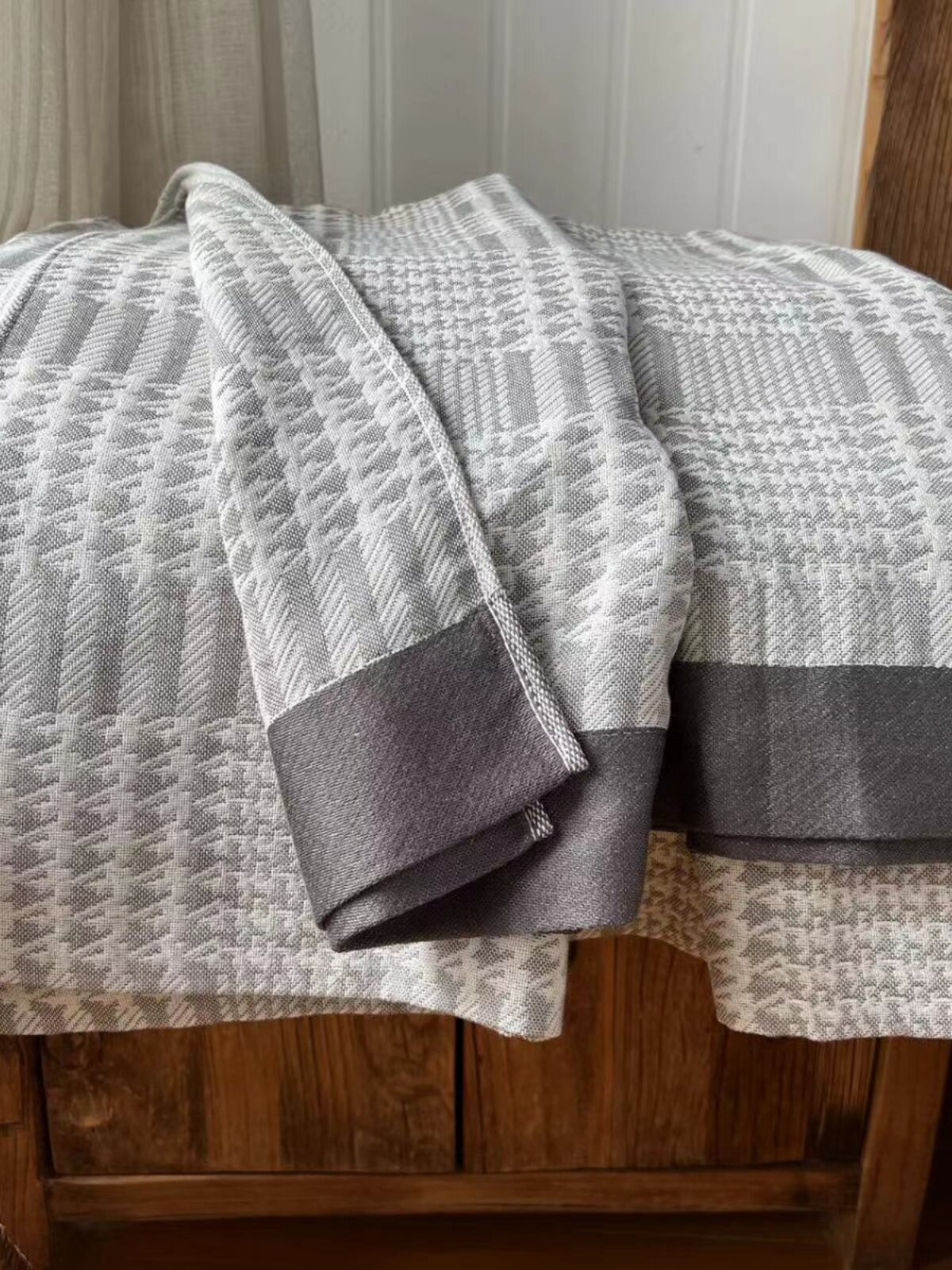 LIU DAJIE의 제조업체인 WEIXIA는 고아 제품을 저가 가공하며 차가운 담요 담요 싱글 및 더블 담요로 펴서 덮을 수 있습니다