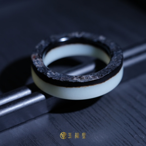 玉福堂 | 新疆和田玉籽料手镯 | 油库黑皮籽玉镯半山水方镯56mm