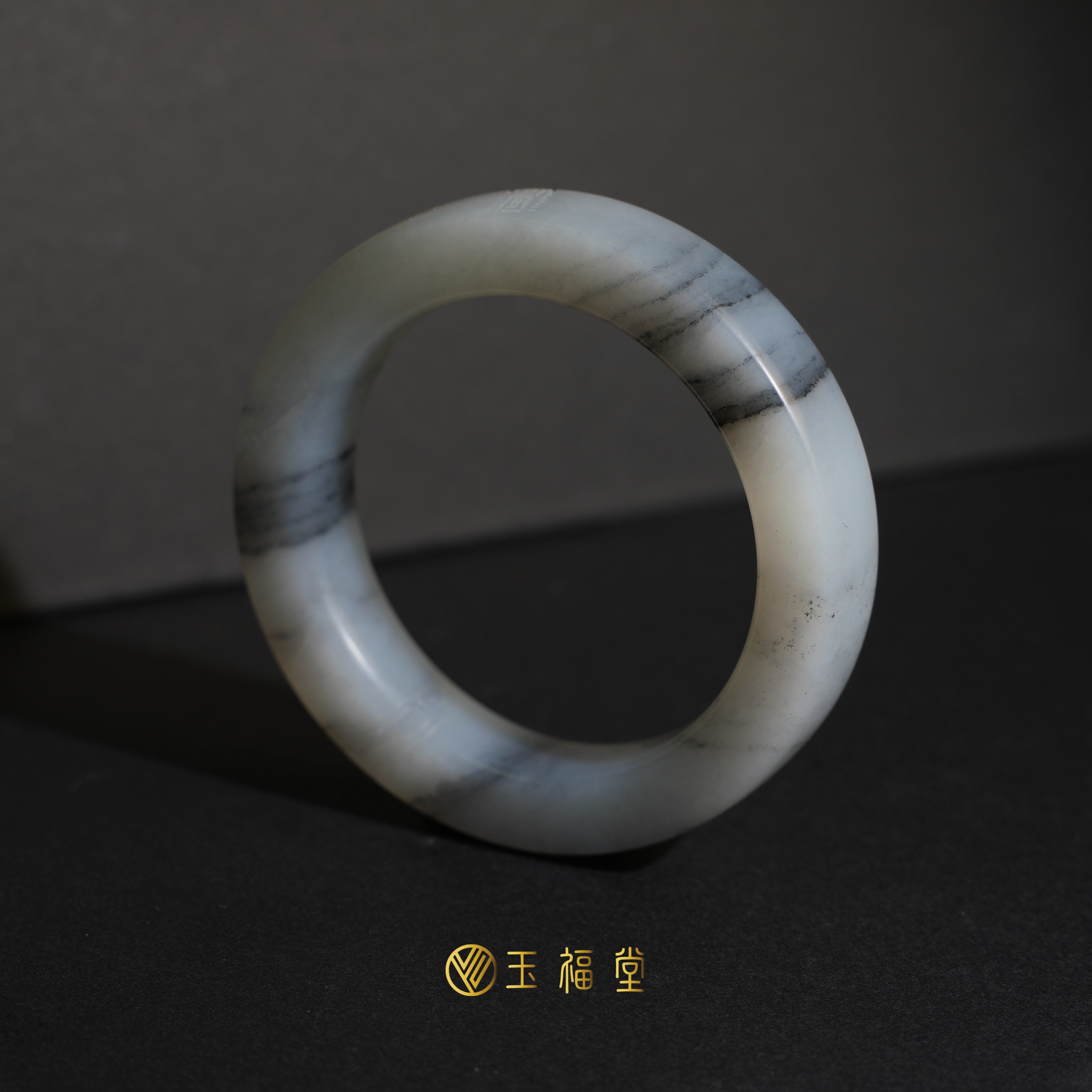 玉福堂 | 新疆和田玉青花籽俏色青花手镯56mm | 回纹玉镯直切方镯