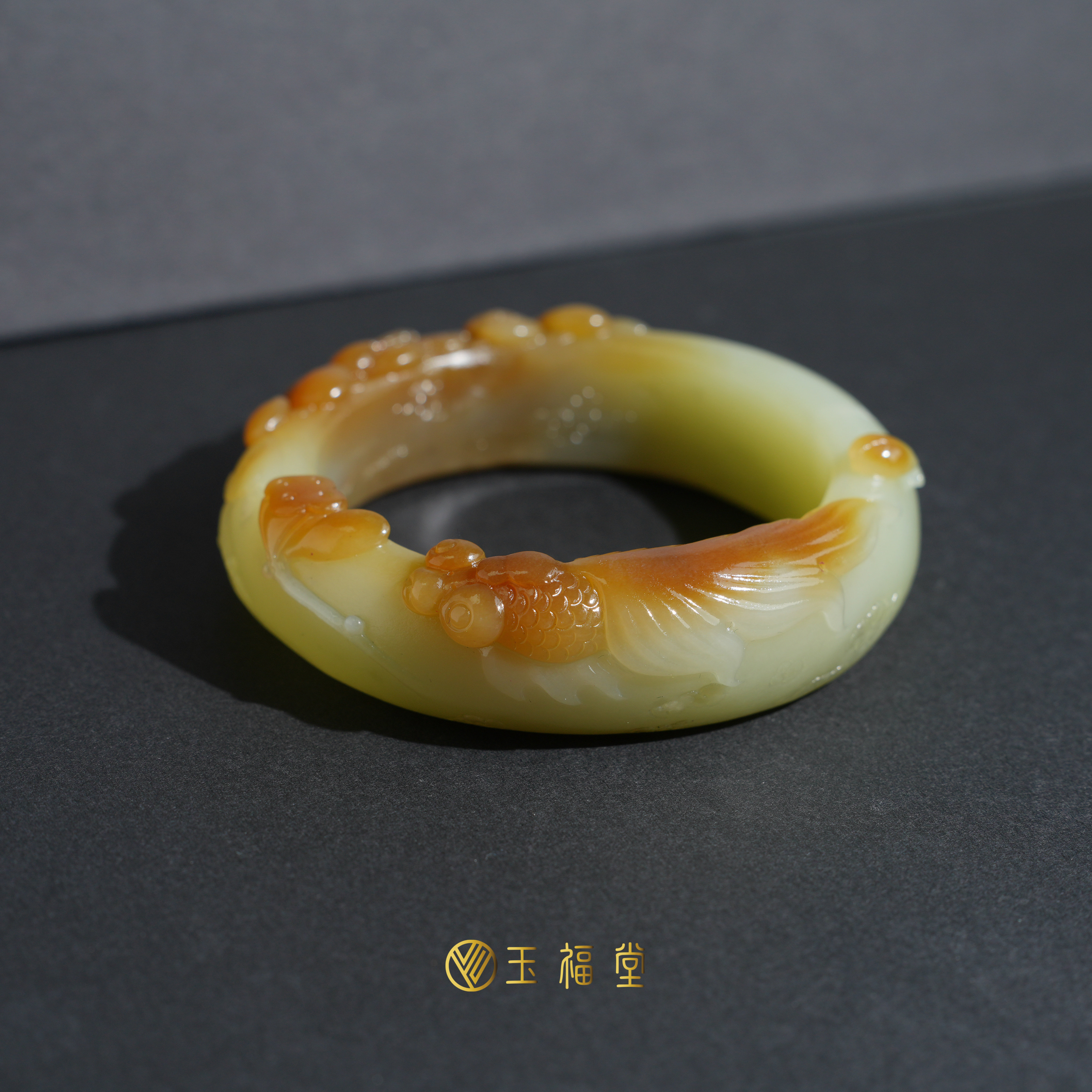 玉福堂 | 新疆和田玉且末糖青白玉手镯 | 俏色巧雕金鱼镯子56mm