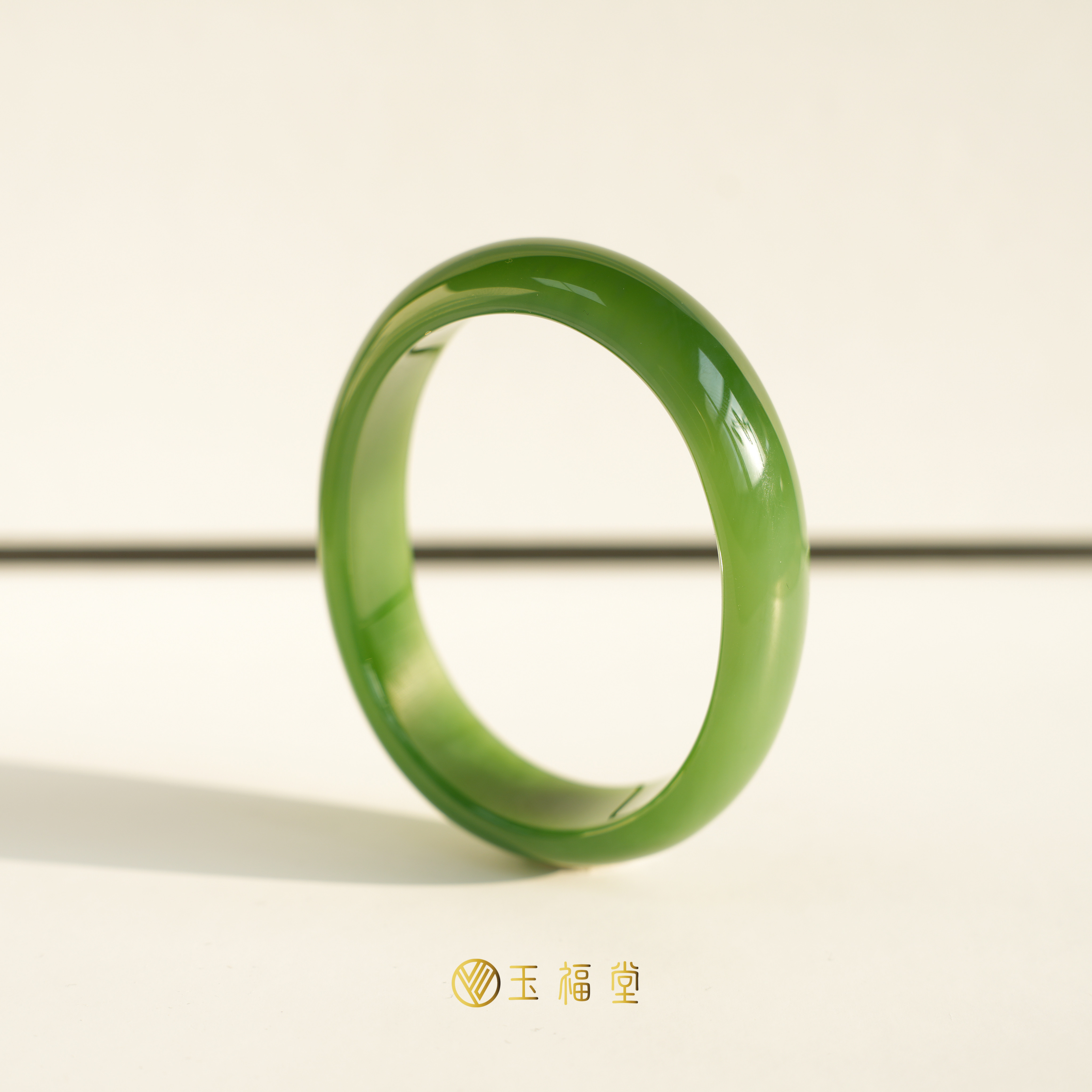 玉福堂 | 和田玉俄罗斯碧玉阳绿玉镯 | 贵妃镯小宽胎手镯55mm