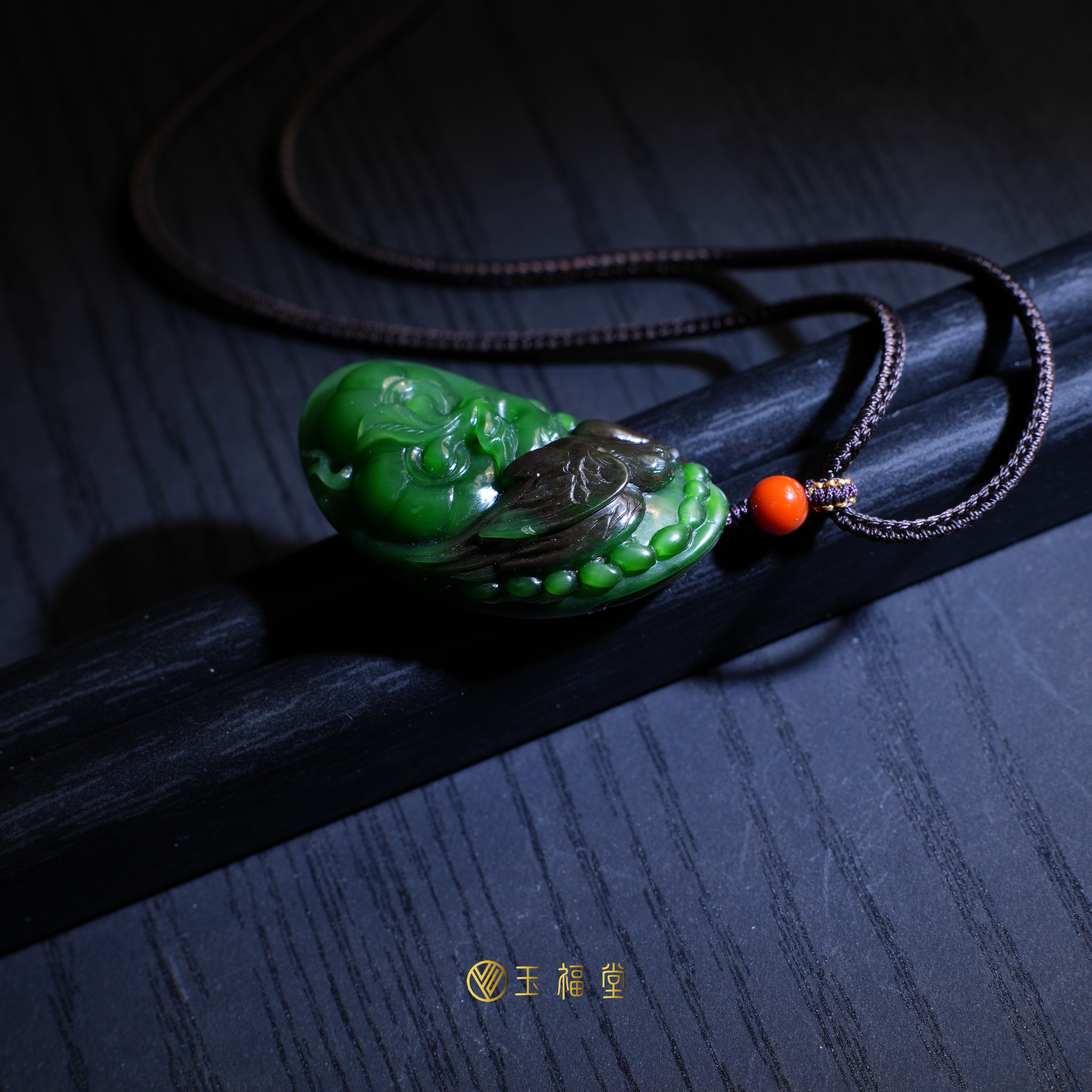 玉福堂 | 俄罗斯天然和田玉碧玉吊坠挂件 | 七号矿红皮料阳绿猫眼