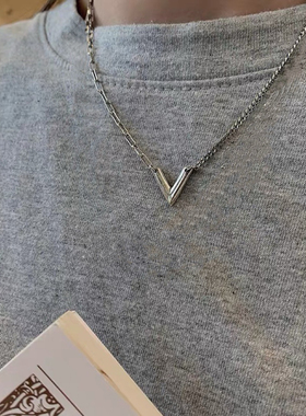 通体纯银欧美时尚小众设计复古做旧简约个性字母V项链礼物极简风