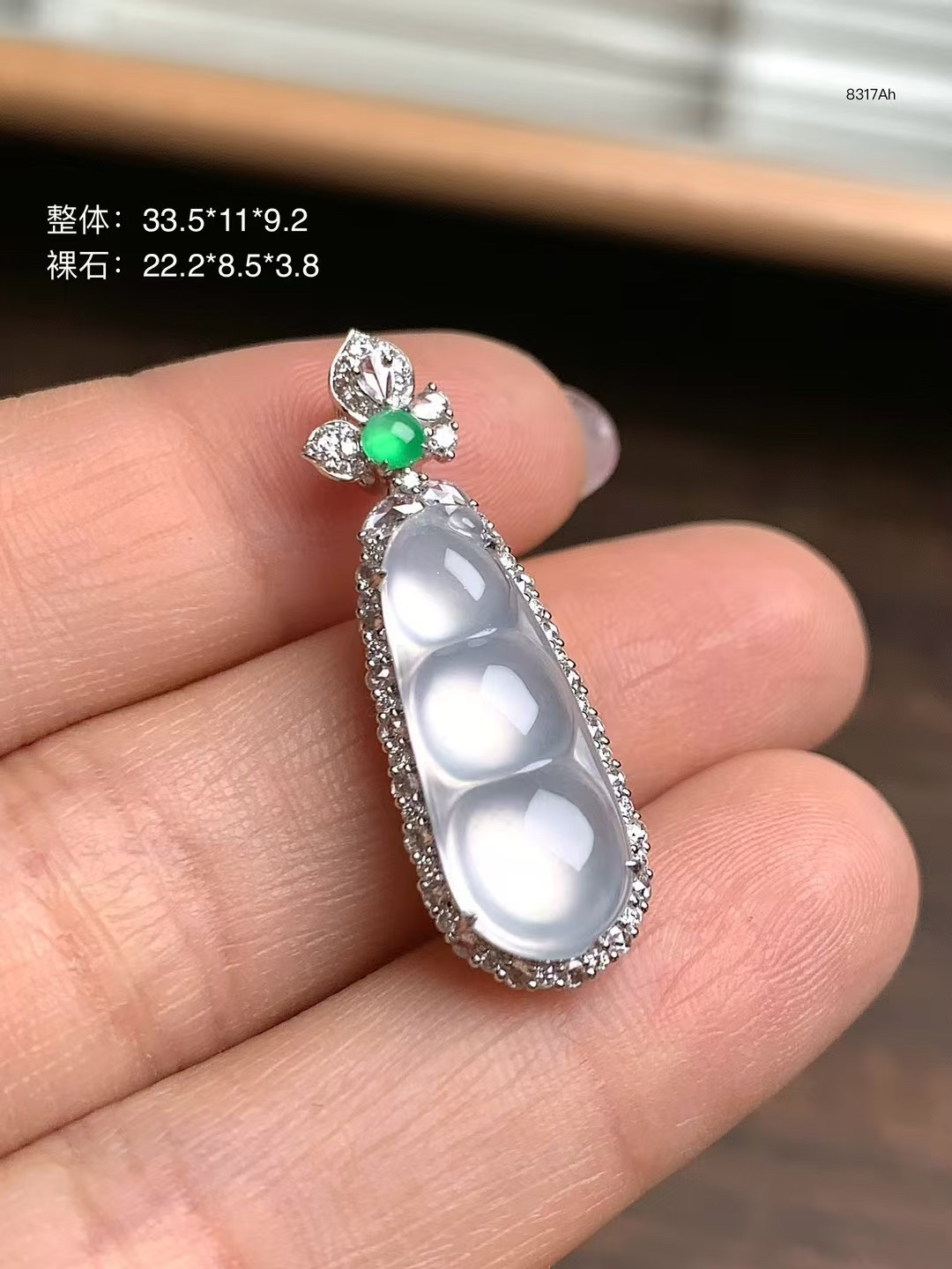 缅甸翡翠冰豆吊坠 冰豆水润莹亮，泛着荧光的小绿旦锦上添花