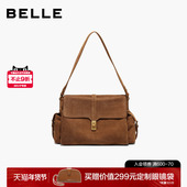 百丽包包女2026新款 通勤反绒麂皮复古邮差包大容量腋下包X9398AX6
