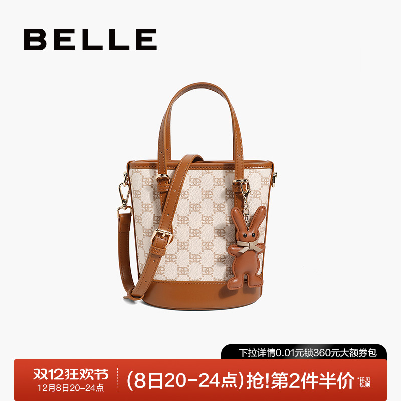 百丽复古老花质感拼色斜挎水桶包