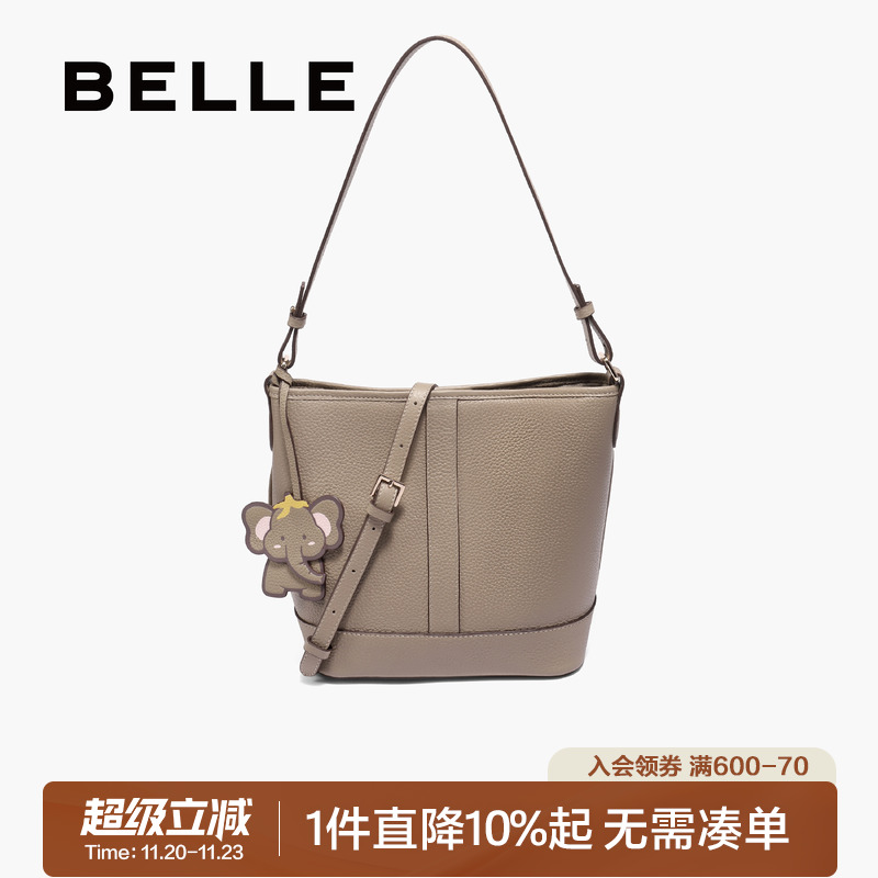 百丽2025新款牛皮质感水桶包