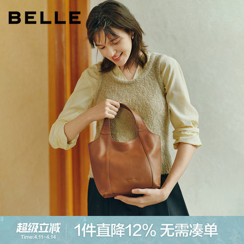 百丽女款慵懒牛皮斜挎水桶包