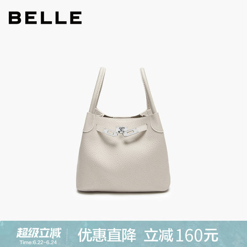 百丽女款通勤斜挎水桶包