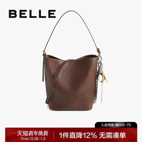 百丽2025新款植鞣质感水桶包