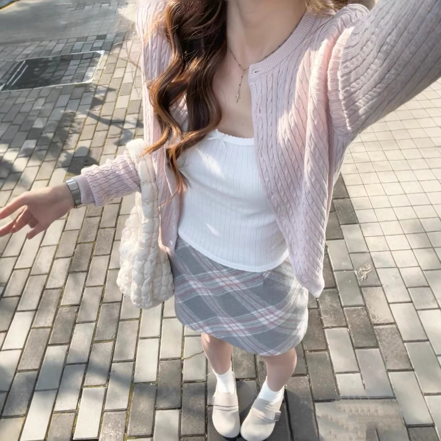 韩系穿搭粉色上衣麻花针织开衫女春秋季修身气质百搭短款毛衣外套