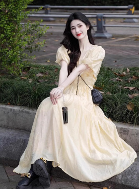 茶歇法式黄色V领连衣裙子女2025夏季新款高级感初恋气质森系长裙