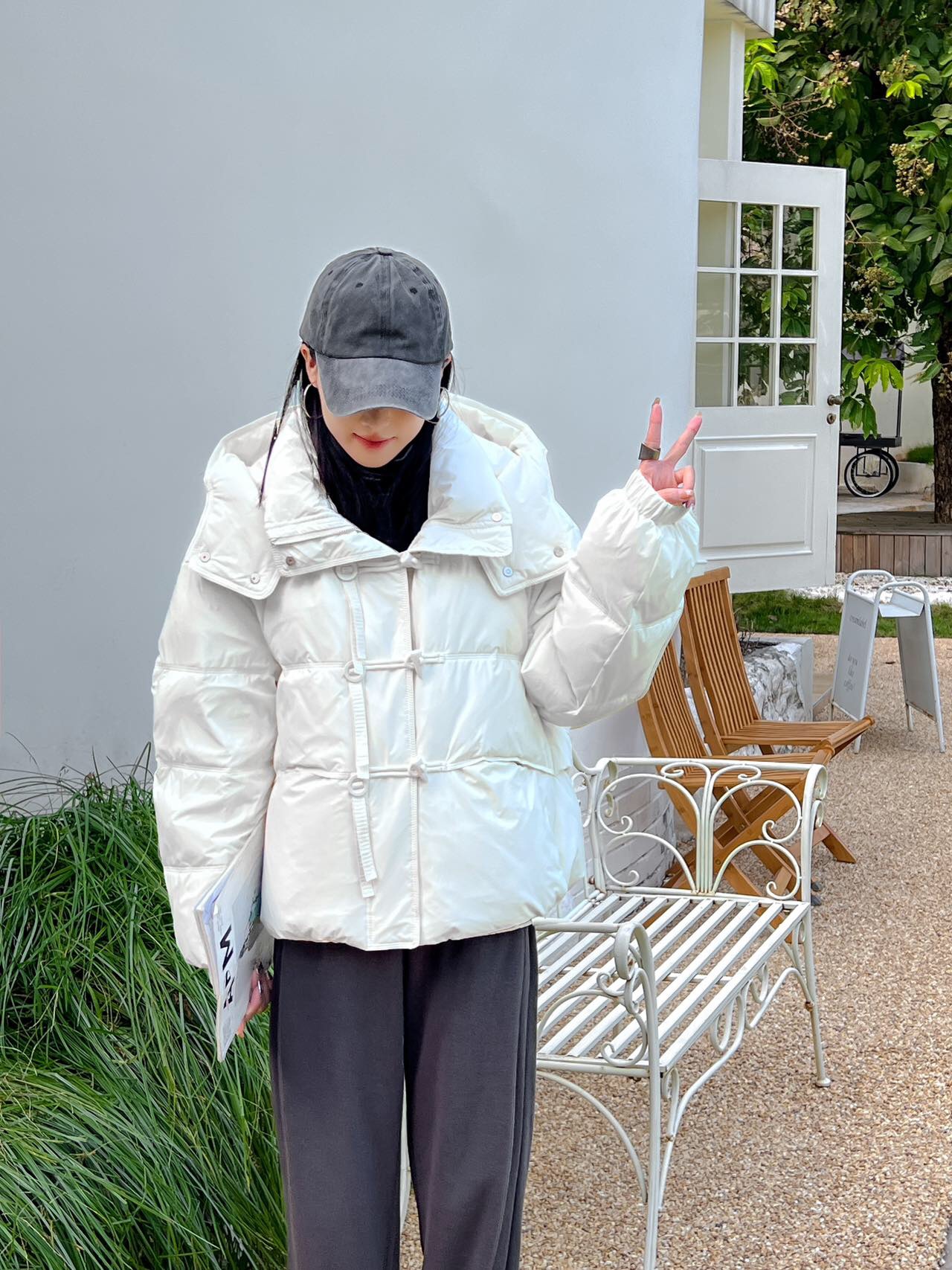 依曼莱冬季短款白鸭绒羽绒服女款黑色保暖连帽外套