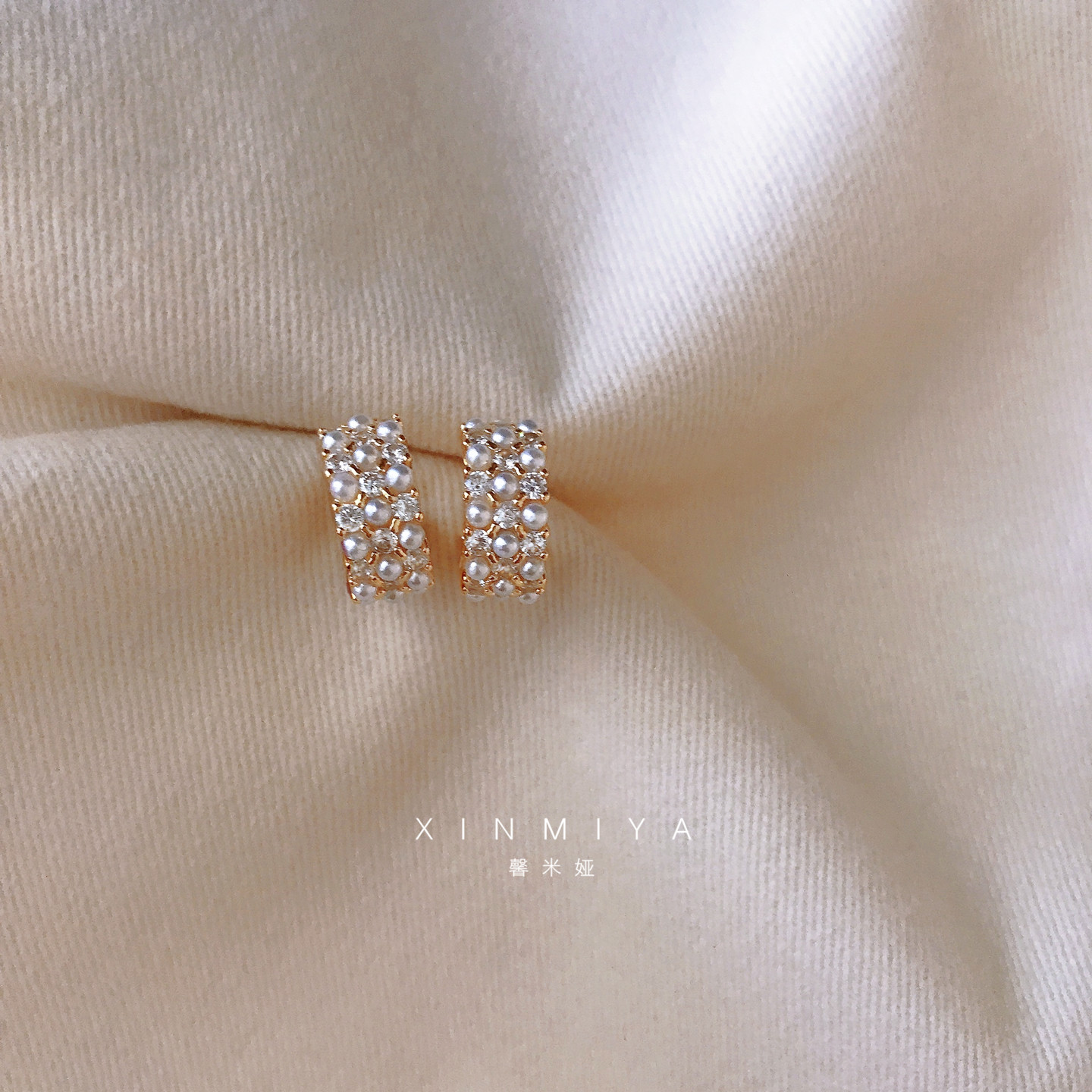 法式轻奢高级感璀璨珍珠C型耳环女2025新款气质复古菱形格纹耳钉