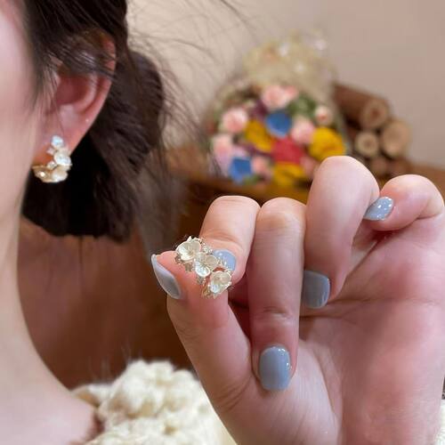 思慕琦轻奢锆石贝壳花C圈耳环